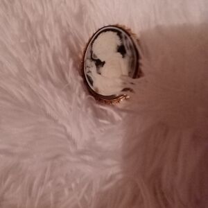 Classic Antique cameo oval goldern lady cameo brooch